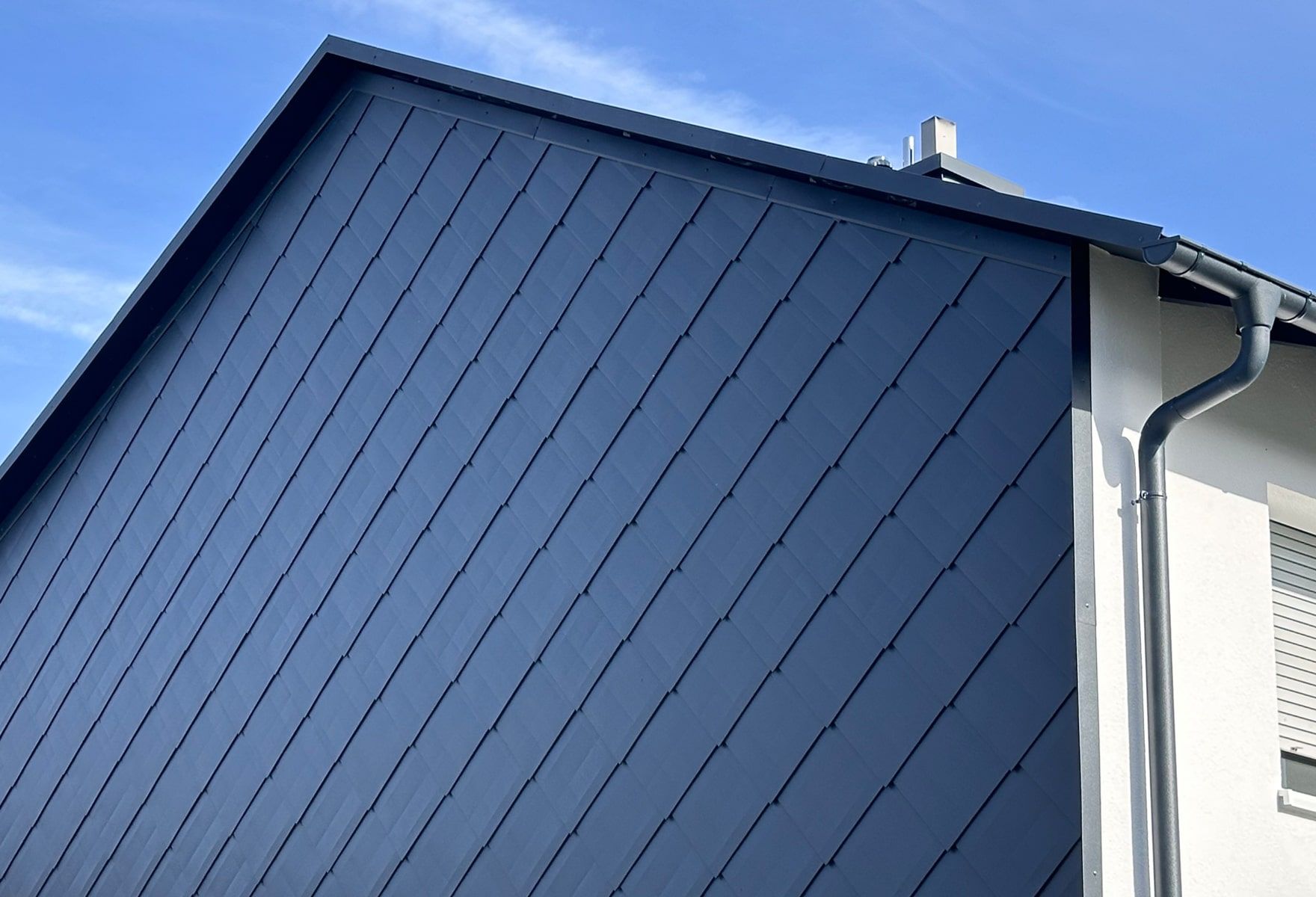 Cross-Schindel an der Fassade - nahe Aufnahme